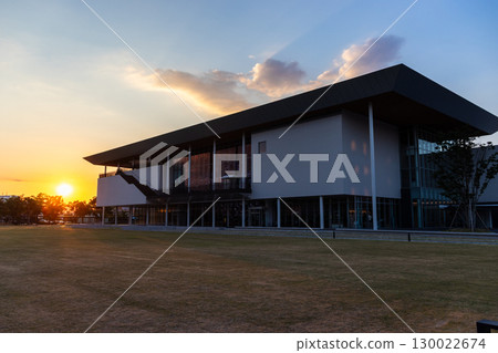 黃昏時分的縣立美術館外觀 130022674