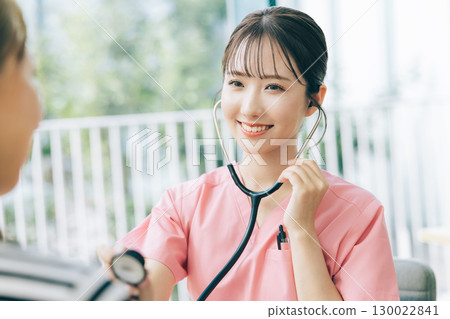 A female doctor who consults A female doctor who consults 130022841