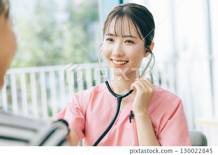 A female doctor who consults 130022845