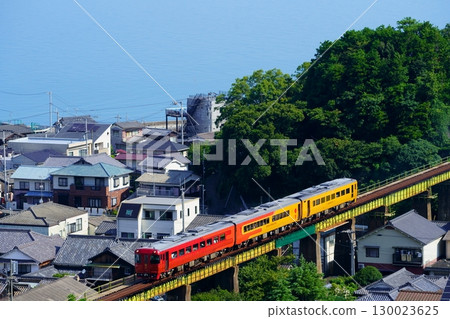 藍色的大海與橙色的車廂——行駛在伊予灘上的觀光列車“伊予灘物語” 130023625