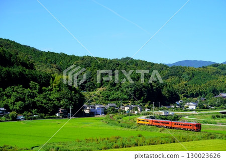 行駛在綠地上的觀光列車“伊予灘物語 八幡濱篇” 行駛在綠地上的觀光列車“伊予灘物語 八幡濱篇” 130023626