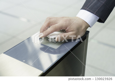 在辦公室入口處刷卡開門。照片由 Sky Perfect Tokyo Media Center 提供。 在辦公室入口處刷卡開門。照片由 Sky Perfect Tokyo Media Center 提供。 130023926