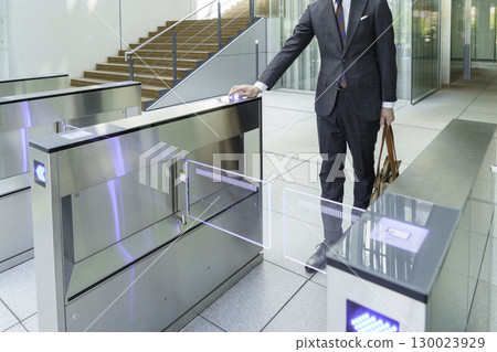 Touching the card key to the gate at the office entrance. Photo courtesy of Sky Perfect Tokyo Media Center. 130023929