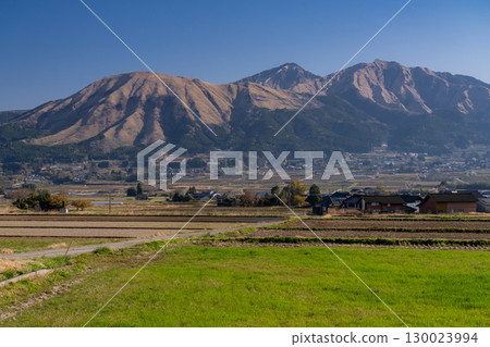<Kumamoto Prefecture> Plains overlooking Aso <Kumamoto Prefecture> Plains overlooking Aso 130023994
