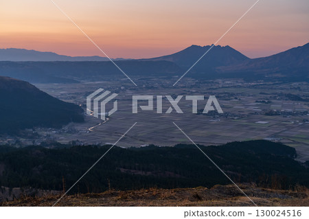 熊本縣：黎明時分的阿蘇大觀峰和阿蘇谷景色 130024516