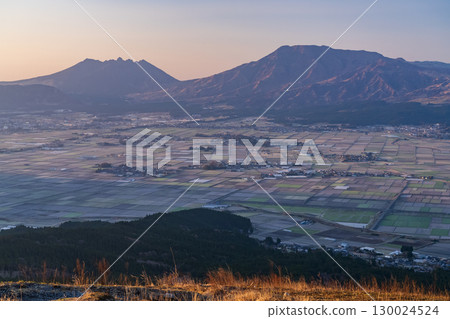 熊本縣：黎明時分的阿蘇大觀峰和阿蘇谷景色 130024524