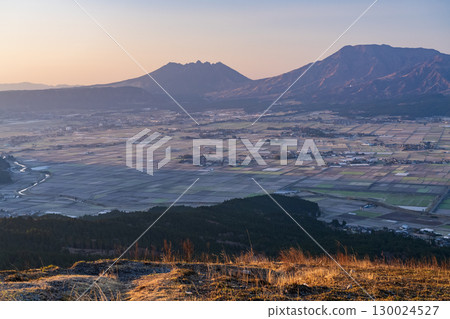 熊本縣:黎明時分的阿蘇大觀峰和阿蘇谷景色 熊本縣:黎明時分的阿蘇大觀峰和阿蘇谷景色 130024527