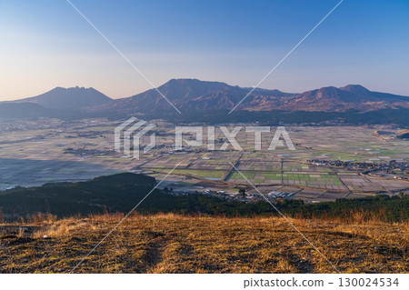 熊本縣：黎明時分的阿蘇大觀峰和阿蘇谷景色 130024534