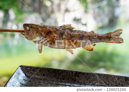 烤鱒魚串;鹽烤溪魚,炭火烤製。 烤鱒魚串;鹽烤溪魚,炭火烤製。 130025208