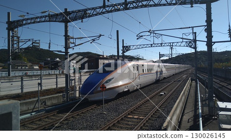 北陸新幹線淺間號列車駛入輕井澤站 北陸新幹線淺間號列車駛入輕井澤站 130026145