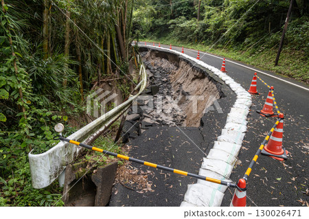 大雨導致柏油路塌陷。 130026471