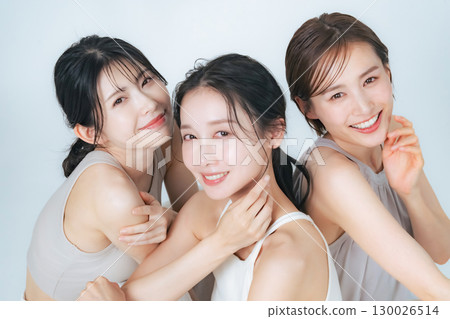一群穿著自然色彩服裝、護膚、化妝品的中年婦女的美容形象 130026514