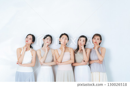 一群中年女性穿著體貼的自然色服裝、皮膚護理、化妝品的美容形象 130026518