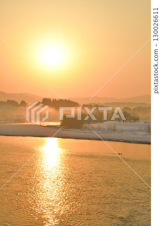 Shinano River morning view (Niigata Prefecture) 130026611