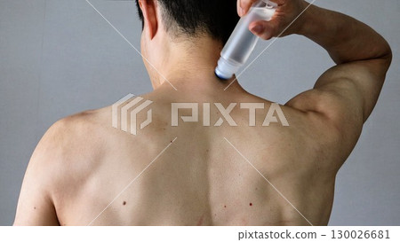 一個人在身體上敷敷布的背影 130026681