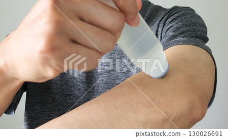 正在給手臂敷敷藥的人 130026691