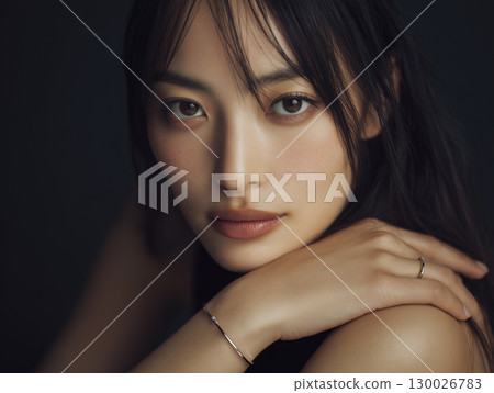 一位美麗的日本女性的肖像，在深色背景下擁有美麗的皮膚和極簡的珠寶（美容寫真集時尚）酷 130026783