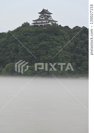 夏日的雨天,木曾川的薄霧與國寶犬山城 夏日的雨天,木曾川的薄霧與國寶犬山城 130027158