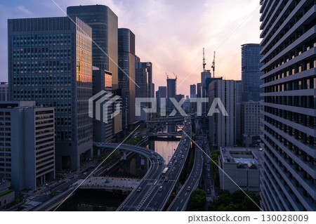 Osaka Prefecture: Night view of the Hanshin Expressway and Osaka cityscape Osaka Prefecture: Night view of the Hanshin Expressway and Osaka cityscape 130028009
