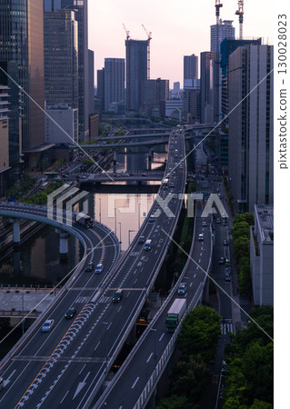 Osaka Prefecture: Night view of the Hanshin Expressway and Osaka cityscape 130028023