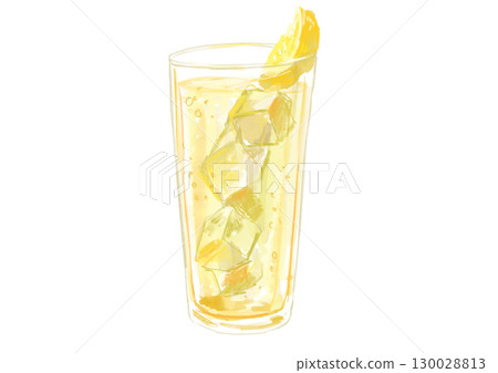 手繪水彩插圖，玻璃杯中清澈、美味的高球酒 130028813