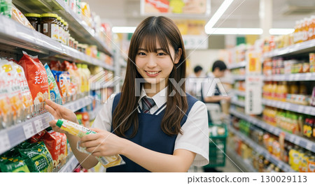 在超市打工的高中女生 130029113