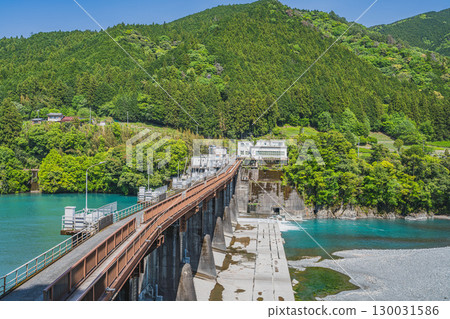 川根本町鹽鄉水壩周圍的大井川(靜岡縣) 川根本町鹽鄉水壩周圍的大井川(靜岡縣) 130031586