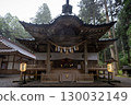 掩映在森林中的大岩神社的拜殿 130032149