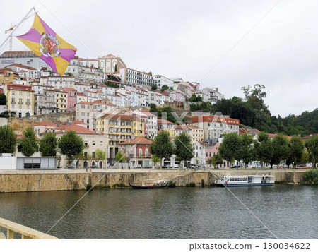 從蒙德戈河聖克拉拉橋和科英布拉市(葡萄牙)的景色 從蒙德戈河聖克拉拉橋和科英布拉市(葡萄牙)的景色 130034622