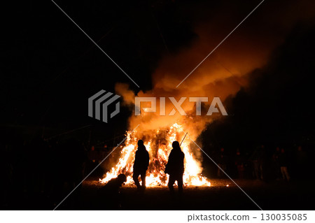 Oiso's Sagicho - Burning flames and silhouettes of people - 130035085