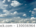 湛藍的天空和潔白的雲朵 130036964