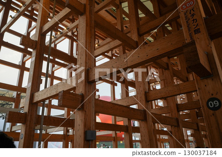 [大阪世博會2025] 主屋簷環下的木結構 130037184