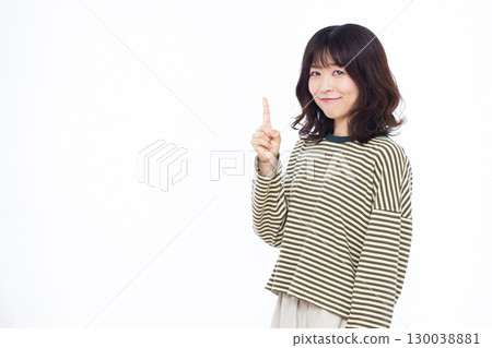微笑著舉起食指的女人 130038881