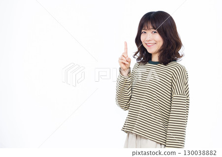 微笑著舉起食指的女人 130038882