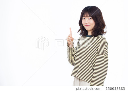 微笑著舉起食指的女人 130038883