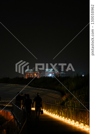 [大阪世博會2025] 大屋頂環和展館的夜景 [大阪灣的照明燈飾起重機] 130038962