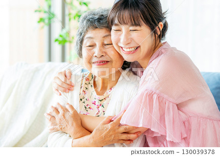微笑的老年婦女和年輕女子擁抱在一起 130039378