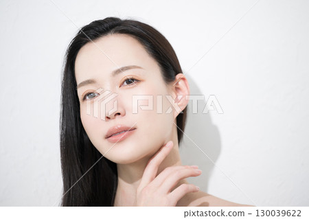 一位美麗女人的畫像,有著美麗的頸部和胸部,特寫 一位美麗女人的畫像,有著美麗的頸部和胸部,特寫 130039622