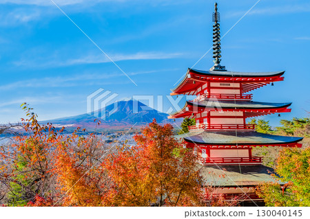 山梨縣、新倉山淺間神社的秋葉、五重塔和富士山 130040145