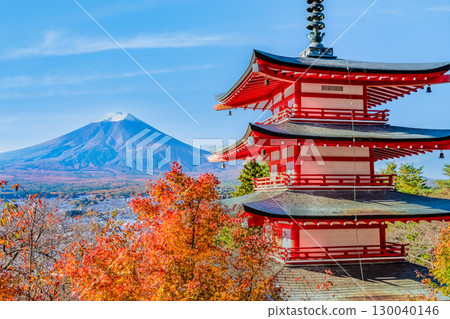 山梨縣、新倉山淺間神社的秋葉、五重塔和富士山 130040146