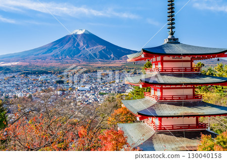 山梨縣、新倉山淺間神社的秋葉、五重塔和富士山 130040158