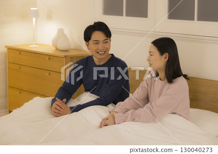 一對夫婦在臥室裡說話 130040273