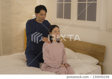 夫妻在臥室按摩 夫妻在臥室按摩 130040298