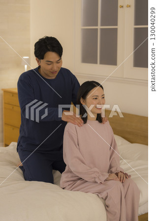 夫妻在臥室按摩 夫妻在臥室按摩 130040299