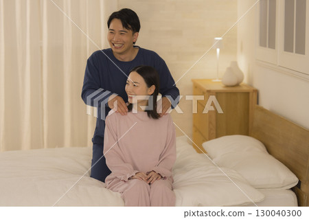 夫妻在臥室按摩 130040300
