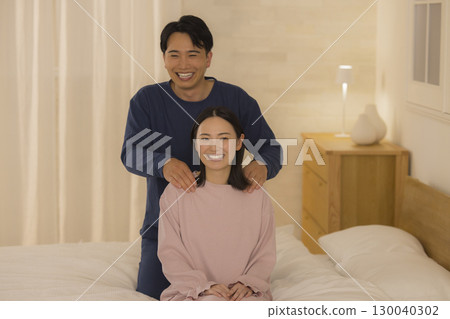 夫妻在臥室按摩 130040302