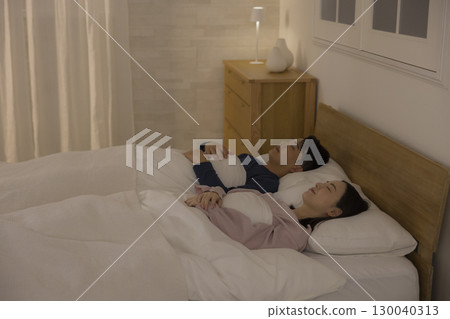 夫婦在臥室睡覺 夫婦在臥室睡覺 130040313