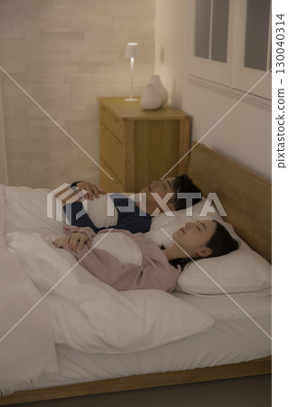 夫婦在臥室睡覺 130040314