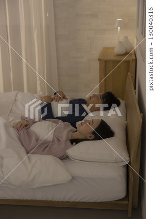 夫婦在臥室睡覺 130040316