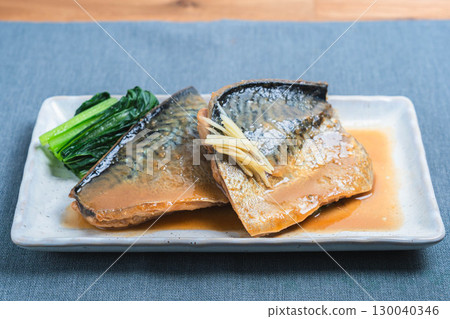 鯖魚用味噌燉,配上綠色蔬菜,這是一道經典的日本魚類菜餚 鯖魚用味噌燉,配上綠色蔬菜,這是一道經典的日本魚類菜餚 130040346